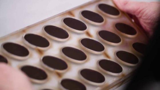 Moulded chocolates - Sealing moulded chocolates